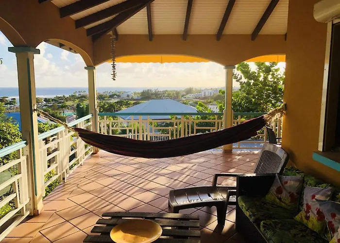 Appartement de 3 chambres a Saint Francois a 450 m de la plage avec vue sur la mer piscine partagee et jardin clos